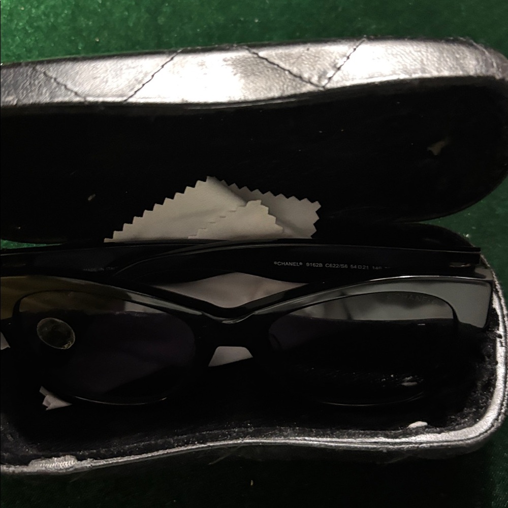 Black and Gold Sunglasses Cc - Picture 5 of 6